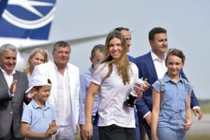 VIDEO – Halep la întoarcerea acasă: ’’Cel mai frumos moment al vieţii mele a fost când s-a cântat imnul României la Roland Garros’’