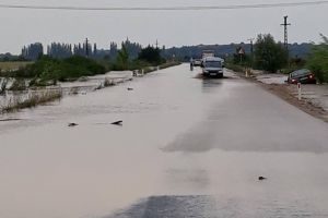 FOTO. Drumul Satu Mare – Cluj, inundat. O maşină a ajuns în şanţ