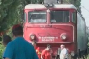 ACCIDENT FEROVIAR în Olt. Un TREN a IZBIT în plin o maşină. Mai mulţi RĂNIȚI, după ce autoturismul a rămas PRINS
