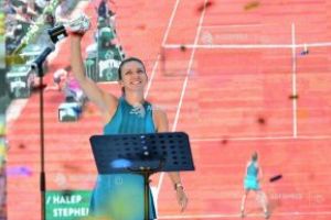 Simona Halep si-a prezentat trofeul Roland Garros pe Arena Nationala in fata a 20.000 de bucuresteni