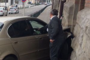 O adolescentă de 16 ani a intrat cu maşina în zidul unei case