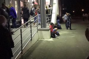 FOTOGALERIE. Disperare pe Aeroportul Satu Mare. Compania Wizz Air vine cu maşina să depaneze un avion