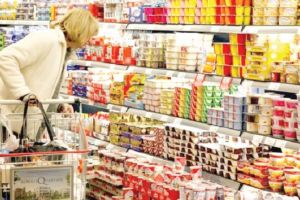 În supermarketuri nu este deloc criză: Vasluienii cumpără tot mai multă mâncare şi băutură!