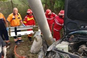 Accident rutier grav in judetul Tulcea. Patru victime incarcerate. Zeci de salvatori sunt la eveniment. Un stalp de electricitate a fost distrus 