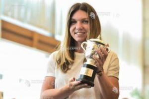 Simona Halep, primită la Salonul Oficial al Aeroportului Henri Coandă la întoarcerea de la Paris