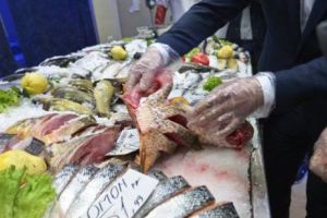 Prea PESCĂREASCĂ! Au vândut tone de peşte după ce l-au colorat artificial