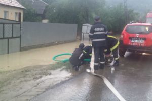 Pompierii băcăuani intervin pentru înlăturarea efectelor negative produse de inundaţii