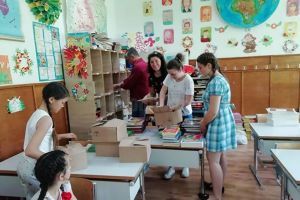 Peste o mie de cărţi în limba română oferite copiilor de la Şcoala Populară de Artă şi ...