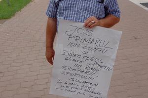 Antrenorul Toader Flămând a protestat în centrul Sucevei împotriva conducerii Liceului cu ...