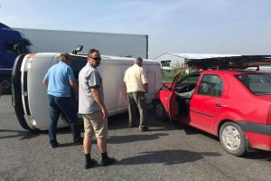 ACCIDENT grav într-o intersecţie! Impactul a fost atât de PUTERNIC încât una din maşini s-a RĂSTURNAT