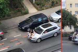 FOTO – Divorţ tranşat în stradă la Sibiu. S-a suit pur şi simplu pe maşina soţiei