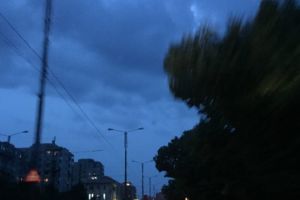 Dupa ce ca abia lumineaza, nici nu se aprind la timp. Ploiestenii reclama iluminatul public