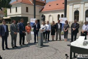 FOTO/ VIDEO: Nicolae Medforth-Mills şi ultramaratonistul Tibi Uşeriu, în Piaţa Cetăţii din Alba Iulia, la lansarea proiectului Via Transilvanica – un drum care leagă culturi, etnii şi tradiţii