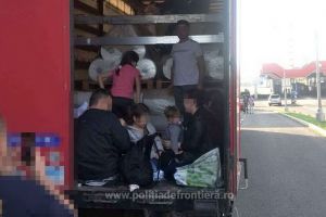 Ca sardelele! 32 de migranţi au vrut să iasă ilegal din ţară prin vama Borş (VIDEO)