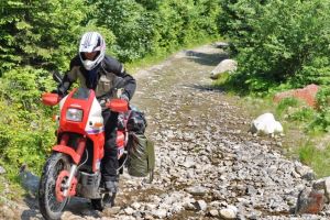Motociclist danez autoaccidentat pe un drum forestier închis circulaţiei