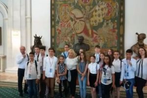 Elevii premianţi din comuna Blejoi au vizitat Palatul Parlamentului, la invitatia deputatului Rodica Paraschiv