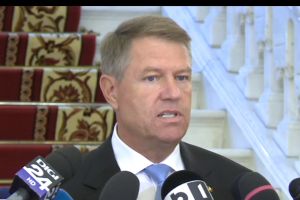 Iohannis declară că mai are „un pic” de citit motivarea CCR referitoare la revocarea Codruţei Kovesi