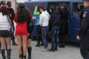 Fete bătute şi traficate pentru a se prostitua. O mamă ca să-şi scape proxenetul de puşcărie şi-a vândut fiica minoră