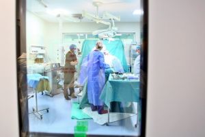 Interventie in premiera nationala la Judetean, fara anestezie, care a durat cat o pauza de pranz