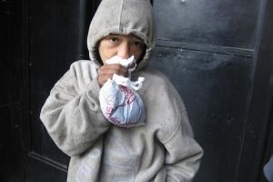 Avocatul Poporului s-a sesizat privind reapariţia pe străzile Braşovului a copiilor care inhalează prenadez