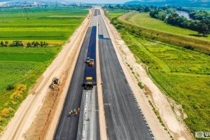 FOTO, VIDEO. Autostrada Sebeş-Turda, lotul 1: Au început lucrări de asfaltare în apropierea viitorului nod rutier Alba Iulia Sud