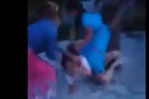 REVOLTĂTOR! O tânără a fost BĂTUTĂ CU SĂLBĂTICIE, în plină zi, fără ca cineva să intervină! IMAGINILE TERORII s-au răspândit pe internet
