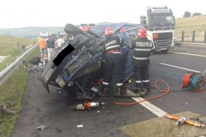 FOTO Accident cu un mort şi cinci răniţi pe autostrada Sebeş – Sibiu