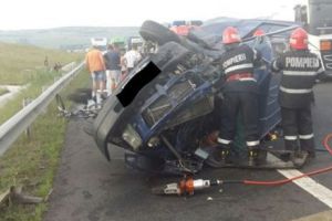 TRAGEDIE! Un TIR a LOVIT în plin o maşină oprită pe banda de urgenţă. Un MORT si cinci răniţi
