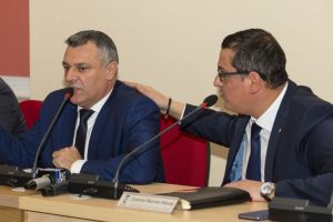 Cu ameninţarea la judecată. Războiul „Mareş vs Oancea” s-a mutat de la Primărie în instanţă