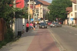 FOTO/ ȘTIREA TA / Parcare nesimţită, pe pista de biciclete de pe str. Toporaşilor, din Alba Iulia