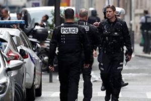 UPDATE. Poliţia a reuşit să elibereze ostaticii, la PARIS. Victimele erau stropite cu petrol. Una dintre ele era o femeie GRAVIDĂ