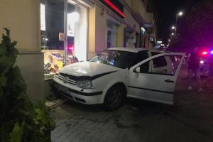 Accident SPECTACULOS pe Bulevardul REVOLUȚIEI: Un şofer a INTRAT cu maşina în VITRINA unui MAGAZIN (FOTO)