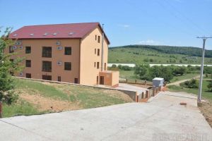 Kitsch de lux: Administraţia Bazinală de Apă Crişuri a băgat un munte de bani publici într-un hotel… nefuncţional (FOTO)