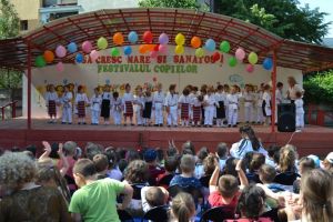 FOTO. Circa 350 de preşcolari din grădiniţele din Alba Iulia au participat la Festivalul Copiilor ”Să cresc mare şi sănătos”