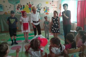 FOTO. Preşcolarii Grădiniţei ”Scufiţa Roşie” din Alba Iulia au marcat sfârşitul anului de învăţământ 2017-2018