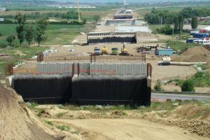 FOTO/ Autostrada Sebeş – Turda: Asociaţia Pro Infrastructura îi solicită constructorului Lotului 2 ”să îşi respecte blazonul şi să mărească semnificativ ritmul pentru a închide şantierul într-un termen rezonabil”