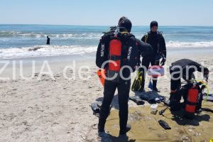 Cautarile copilului disparut in mare la Corbu vor fi reluate. Mai multi scafandri participa la operatiunile de cautare 