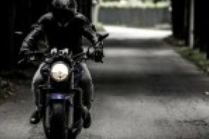 Pe motor cu permisul suspendat / Asa l-au prins politistii pe un tanar de 29 de ani