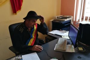 Caterincă pe Facebook cu eşarfa tricoloră. La ce ţinută a „asortat-o” un primar PSD (FOTO)