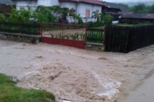 Cod portocaliu de inundaţii pe râuri din cinci judeţe şi galben în alte 27, inclusiv Sibiu