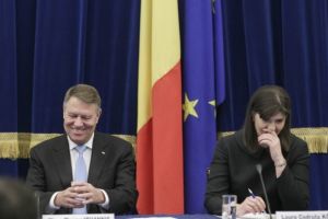 Iohannis vrea sa schimbe Constitutia numai sa n-o revoce pe Kovesi