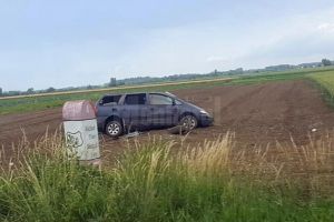 Un şofer care a ratat o curbă a ajuns cu VW-ul Sharan pe un ogor