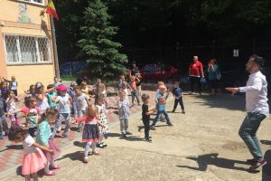 Educaţie rutieră, flashmoburi, teatru şi controale oftalmologice, în „Școala altfel”, ...