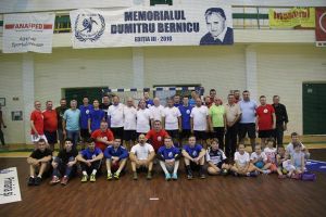 Foştii colegi, elevi şi prieteni au intrat din nou în teren la a treia ediţie a ...