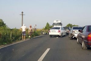 Motociclist la spital din cauza unui sofer care nu a acordat prioritate, pe drumul Timisoara-Jimbolia