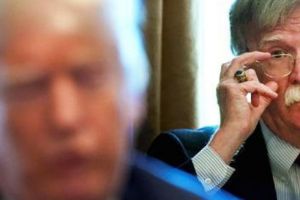 VULTURUL John Bolton, consilierul lui Trump NU a crezut NICIODATĂ în acest SHOW de pe insula din Singapore