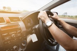 Statul caută să interzică maşinile cu volan pe dreapta. Care este motivul