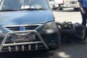 Galerie Foto: Un motociclist a ajuns la spital dupa ce a fost lovit de o soferita neatenta