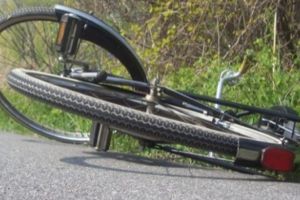 Adolescent accidentat după ce s-a urcat pe bicicletă puţin băut