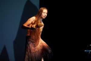 Pe jumătate cântec – un recital de actorie minunat al Andei Saltelechi, la FITS! Interviu cu protagonista